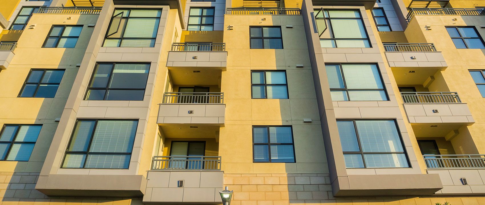 Ein Gebäude mit hochwertigen Fenstern